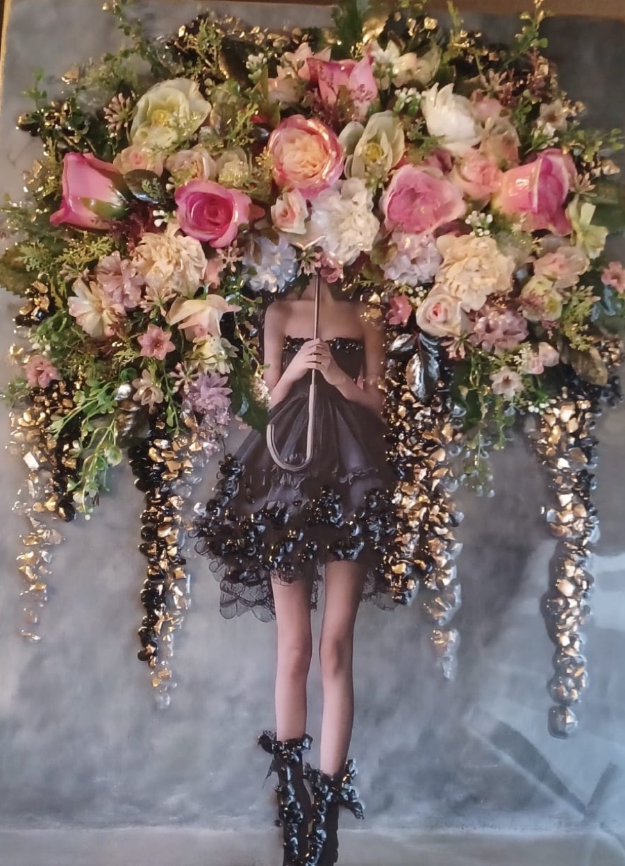 3D-Bild: Figur mit Schirm unter einem Dach aus rosa Rosen, schwarzen und goldenen Kristallen